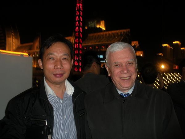 總經(jīng)理和諾貝爾獎得主合影